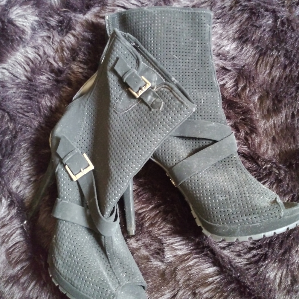 Boots - Picture 5 of 7